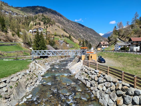 Die neue Pegelmessstelle am Suldenbach in Stilfser Brücke weist eine innovative brückenartige Struktur auf. (Foto: LPA/Landesamt für Hydrologie und Stauanlagen in der Agentur für Bevölkerungsschutz)