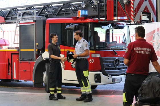Gut gestartet: Die 15 zum Kurs Zugelassenen müssen nach 9 Monaten Ausbildung eine Abschlussprüfung ablegen und können nach bestandener Prüfung im Sommer nächsten Jahres ihren Dienst bei der Berufsfeuerwehr in Bozen antreten. (Foto: LPA/Maja Clara)
