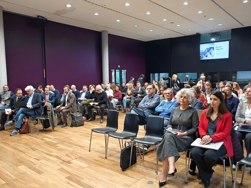 Das Thema Souveränität im Digitalen lockte zahlreiche Teilnehmer und Teilnehmerinnen zum Forum Digital in die Eurac. Die Tagung wird mehrmals im Jahr von der Agentur für ein digitales Südtirol (ADAS) organisiert. (Foto: LPA/Ursula Pirchstaller)