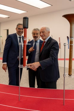 Da sinistra il presidente Kompatscher, Stefano Podini e il presidente del CONI Buonfiglio, stregati dal fascino delle torce olimpiche. (Foto: USP/Silvia Obwexer)