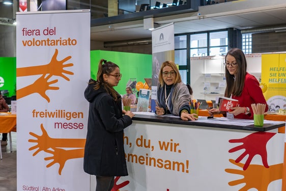 Bei der Freiwilligenmesse stellen, im Rahmen der Herbstmesse, zahlreiche Südtiroler Organisationen des Sozialbereichs vor. Informationen gibt es in der Halle C/D, Stand C21/50 der Messe Bozen von Donnerstag, 6. November bis Sonntag, 9. November. (Foto: LPA/Greta Stuefer) 
