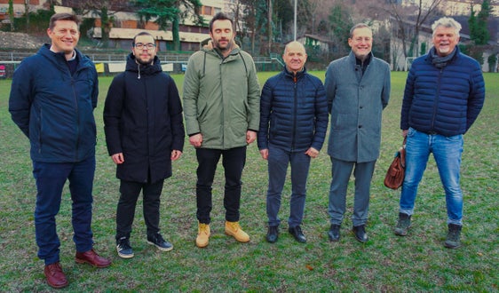 Lokalaugenschein auf dem Haslacher Fußballplatz (v.l.): Projektverantwortlicher Ivan Saltuari, Geometer Daniele Kaplani (Studio Ing. Luciano Franceschini),Sektionsleiter Fußball des Haslacher Sportvereins Dietmar Obexer, Präsident des Haslacher Sportvereins Arthur Bertagnolli, Landesrat Massimo Bessone und Manfred Waldthaler (Sportbau GmbH) (Foto: LPA/Igor Cocca)