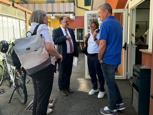 Durante un incontro presso la sede del Distretto sanitario in via Claudia Augusta a Bolzano/Oltrisarco: la direttrice della Ripartizione Prevenzione sanitaria e Salute Laura Schrott, il direttore generale Christian Kofler, l’assessore provinciale alla Prevenzione sanitaria e Salute Hubert Messner e il direttore dei servizi infermieristici del Distretto sanitario di Bolzano Thomas Kirchlechner. (Foto: USP/Angelika Schrott)
