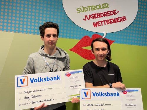 Die Sieger der Kategorie Spontanrede Oberschule (v. l.) Georg Rabanser (1. Platz), Valerio Gabriele Osto (2. Platz), nicht im Bild Ivan Pircher (3. Platz) (Foto: LPA/Bildungsdirektion/Ulrike Huber)