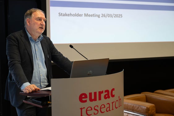 Josef T. Hofer, direttore della Ripartizione Informatica e responsabile della trasformazione digitale, dà il benvenuto agli stakeholder all'Eurac. (Foto: USP/Greta Stuefer)