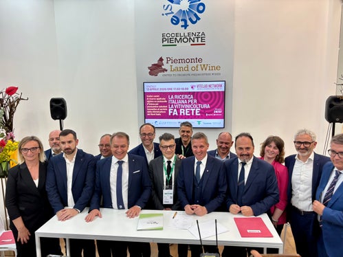 Unterzeichnung der Rahmenvereinbarung: Landesrat Luis Walcher (vordere Reihem Zweiter von rechts), Laimburg-Direktor Michael Onerhuber (hintere Reihe, Zweiter von rechts) (Foto: LPA/Ressort Landwirtschaft, Forstwirtschaft und Tourismus/sp)