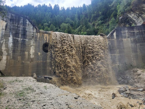Le strutture di protezione svolgono la loro funzione: dopo una frana di fango, il bacino di contenimento sopra Cengles ha trattenuto circa 10.000 metri cubi di materiale (Foto: ASP/Ufficio Sistemazione bacini montani ovest)