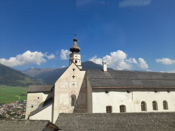 Più calda e più umida della media: questi gli aggettivi dell’estate 2024. L’immagine è stata scattata il 23 agosto presso l’Abbazia di Monte Maria, sopra Burgusio in Val Venosta. Nel monastero benedettino più alto d’Europa si trova la più antica stazione meteorologica dell’Alto Adige (e dell’Austria), con registrazioni che risalgono a quasi 170 anni fa. (Foto: USP/Maja Clara)