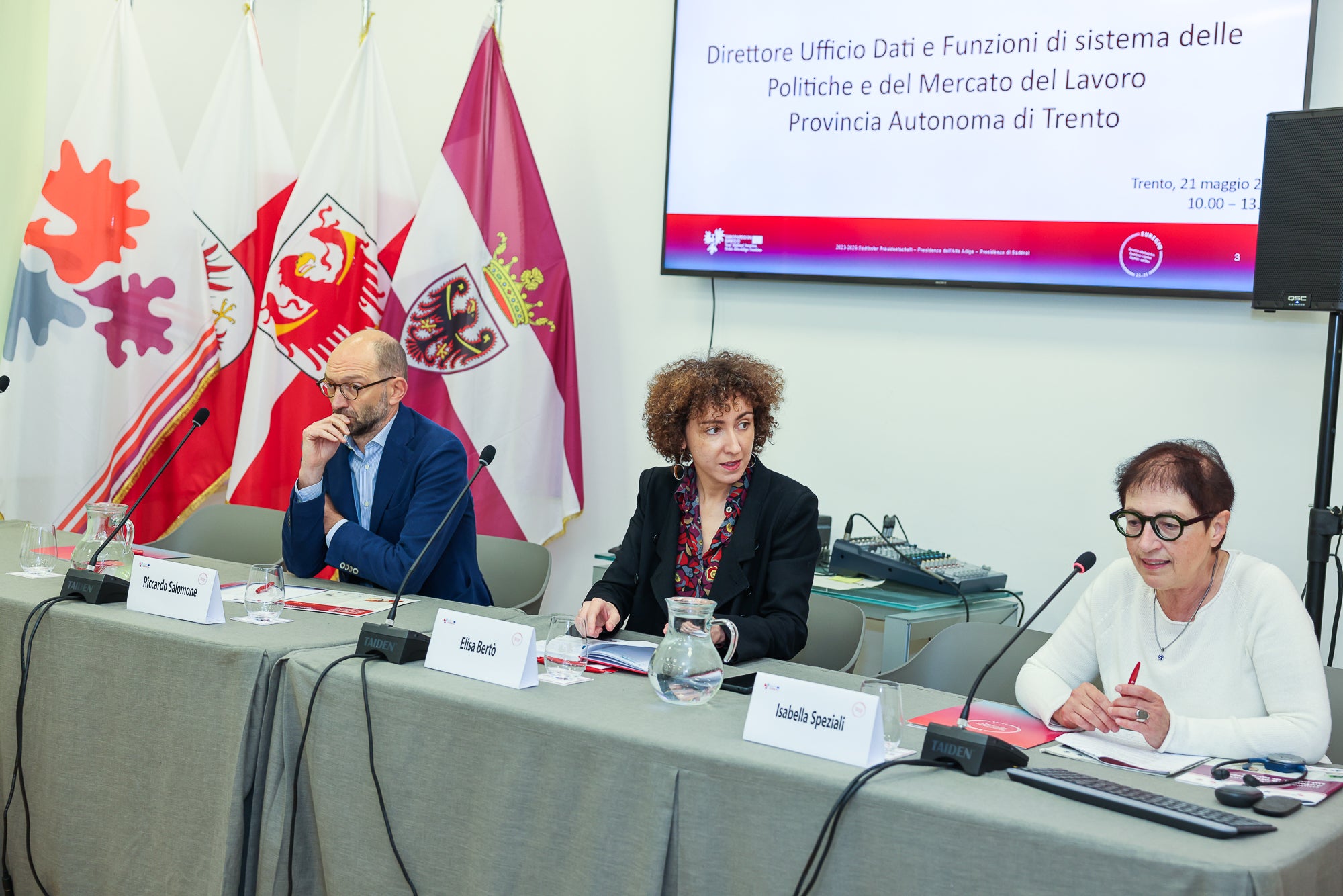 Da sinistra Riccardo Salomone, presidente di Agenzia del Lavoro, Elisa Bertò, del Segretariato generale dell'Euregio, e Isabella Speziali, direttore Ufficio dati e funzioni di sistema delle politiche mercato del lavoro di Agenzia del lavoro (Foto: Juliet Astafan/Archivio Ufficio stampa della Provincia autonoma di Trento)