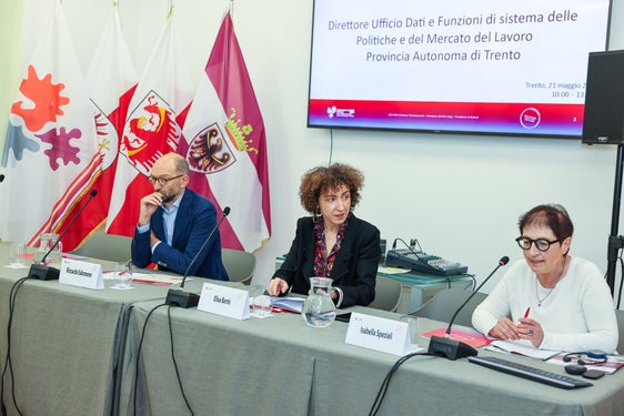 Da sinistra Riccardo Salomone, presidente di Agenzia del Lavoro, Elisa Bertò, del Segretariato generale dell'Euregio, e Isabella Speziali, direttore Ufficio dati e funzioni di sistema delle politiche mercato del lavoro di Agenzia del lavoro (Foto: Juliet Astafan/Archivio Ufficio stampa della Provincia autonoma di Trento)