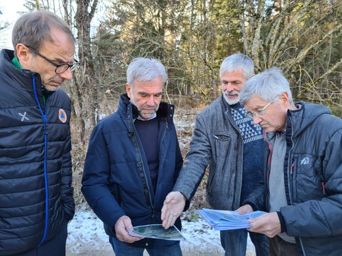 Un altro momento del sopralluogo a Falzes: nella foto (da sinistra)  il direttore dell'Agenzia per la protezione civile Klaus Unterweger, l'assessore provinciale Arnold Schuler, il tecnico Martin Moser e il consigliere comunale Silvester Regele (Foto: ASP/Agenzia per la protezione civile/Judith Weissensteiner)