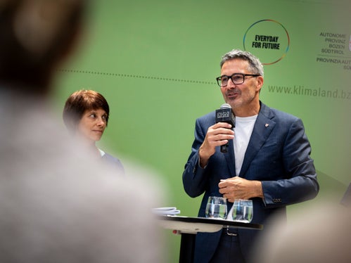 Landeshauptmann Kompatscher unterstrich die Bedeutung des Beteiligungsprozesses: Klimabürgerrat und Stakeholder Forum Klima haben mit großem Engagement gearbeitet und einen wertvollen Beitrag geleistet. Nun gilt es, den Dialog mit den Bürgerinnen und Bürgern sowie den gesellschaftlichen Gruppen fortzusetzen. (Foto: LPA/Fabio Brucculeri)