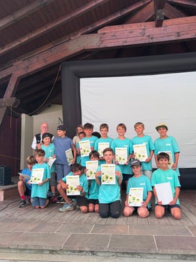 Die Ausbildung Junior Ranger Naturparks Südtirol 2026 fand in den&nbsp;drei Naturparks Schlern-Rosengarten,&nbsp;Puez-Geisler&nbsp;und&nbsp;Rieserferner-Ahrn&nbsp;statt - im Bild die Junior Ranger des Naturparks Schlern-Rosengarten mit AVS-Präsident Georg Simeoni und Dagmar Emeri vom Naturparkhaus Schlern-Rosengarten. (Foto: LPA/Landesamt für Natur)