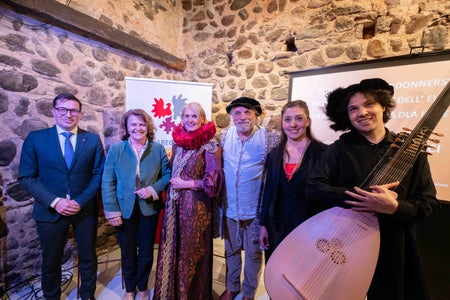 In attesa dell'evento: (da sinistra) Dominik Holzer (Euregio), la vicepresidente della Provincia di Bolzano Rosmarie Pamer, l'autrice Sabina Mair, l'illustratore Alessio Nalesini, la cantante Giorgiana Pelliccia e Alessandro Baldessarini (liuto). (Foto: USP/Jacopo Coen)