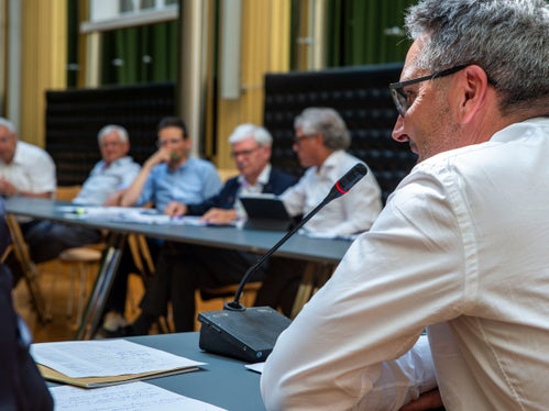 Landeshauptmann Kompatscher (r.) im Gespräch mit den Bezirksgemeinschften und Gemeindenvertretenden: Die Egato wird selbst keine Dienste der Abfallbewirtschaftung führen, sondern ein reines Entscheidungsgremium bleiben. (Foto: LPA/Fabio Brucculeri)