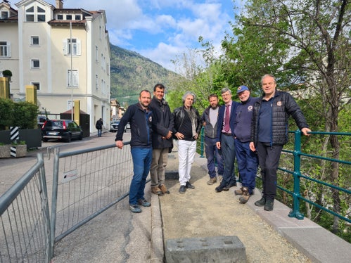 Il sopralluogo a Merano. Nella foto (da sinistra) Florian Nössing, Roberto Beneduce, Stefan Götsch, Thomas Pichler, l'assessore Stefan Frötscher, Konrad Hofer e Peter Egger. (Foto: ASP/Comune di Merano/Stefano Bolognesi)