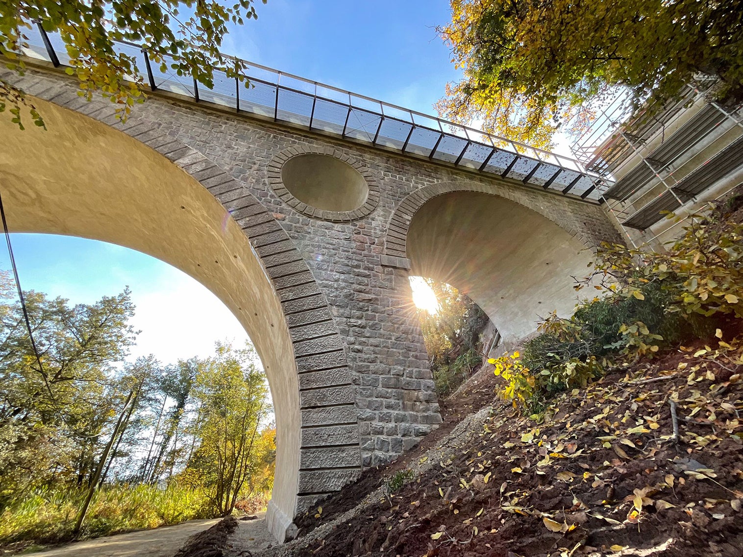 Die Bogenbrücke bei Nauraun in der Gemeinde Tisens ist nun saniert - und somit sicherer und aufgewertet. (Foto: LPA/Straßendienst/Mottironi)