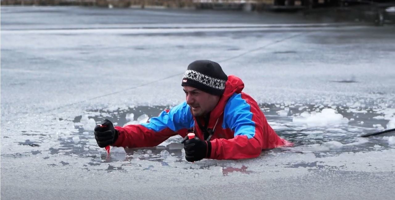 Bei den derzeitigen milderen Temperaturen wird die Eisdecke auf Seen brüchig: Die Agentur für Bevölkerungsschutz mahnt daher Umsicht und Vorsicht an. Eine interne Arbeitsgruppe der Berufsfeuerwehr in der Agentur für Bevölkerungsschutz hat ein Video mit dem Titel Gefahren auf dem Eis erstellt; es gibt wichtige Hinweise für den Notfall bei gebrochenen Eisflächen und dem&nbsp;Einbruch ins Eis. (Foto: LPA/Berufsfeuerwehr)