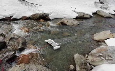 Mikroplastik-Monitoring: Mit einem Manta-Schleppnetz entnimmt das Biologische Labor der Landesagentur für Umwelt und Klimaschutz Wasserproben aus den größten Fließgewässern Südtirols. (Foto: LPA/Landesagentur für Umwelt und Klimaschutz)