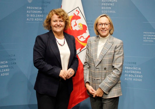 Su richiesta dell’assessora provinciale al Lavoro Magdalena Amhof (a destra) e dell’assessora provinciale alla Coesione sociale Rosmarie Pamer (a sinistra), l’indennità per le convenzioni individuali per l'inserimento lavorativo e per l'occupazione lavorativa, nei laboratori per persone con disabilità e nei servizi per l’occupazione lavorativa per persone con malattie psichiche e dipendenze viene aumentata. (Foto: USP)