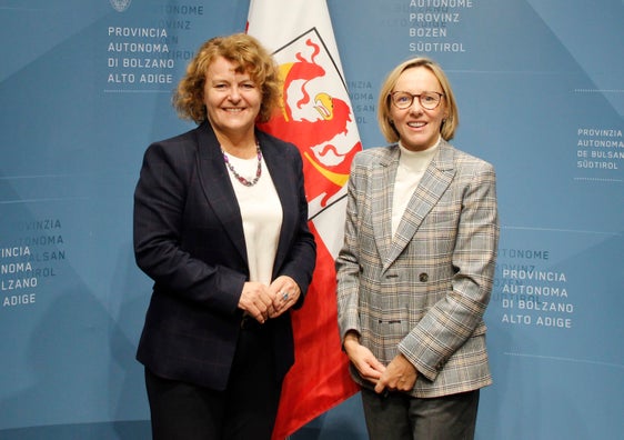 Soziallandesrätin Rosmarie Pamer (im Bild von links) und Arbeitslandesrätin Magdalena Amhof haben der Landesregierung eine Erhöhung der Entlohnung für Menschen mit Behinderung, mit psychischen Erkankungen oder Abhängigkeitserkrankungen vorgeschlagen, die am 8. Mai genehmigt wurde. (Foto: LPA)