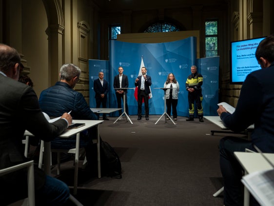 An der Pressekonferenz zur Vorstellung der neuen Info-Broschüre haben teilgenommen: der Südtiroler ANACI-Präsident Marco Lombardozzi (im Bild von links), der Direktor des Amtes für Infrastrukturen und Mobilität, Alexander Alber, Ressortdirektor Martin Vallazza, die Direktorin des Amts für Brandverhütung, Arianna Villotti und der Kommandant der Berufsfeuerwehr, Florian Alber. (Foto: LPA/Fabio Brucculeri)