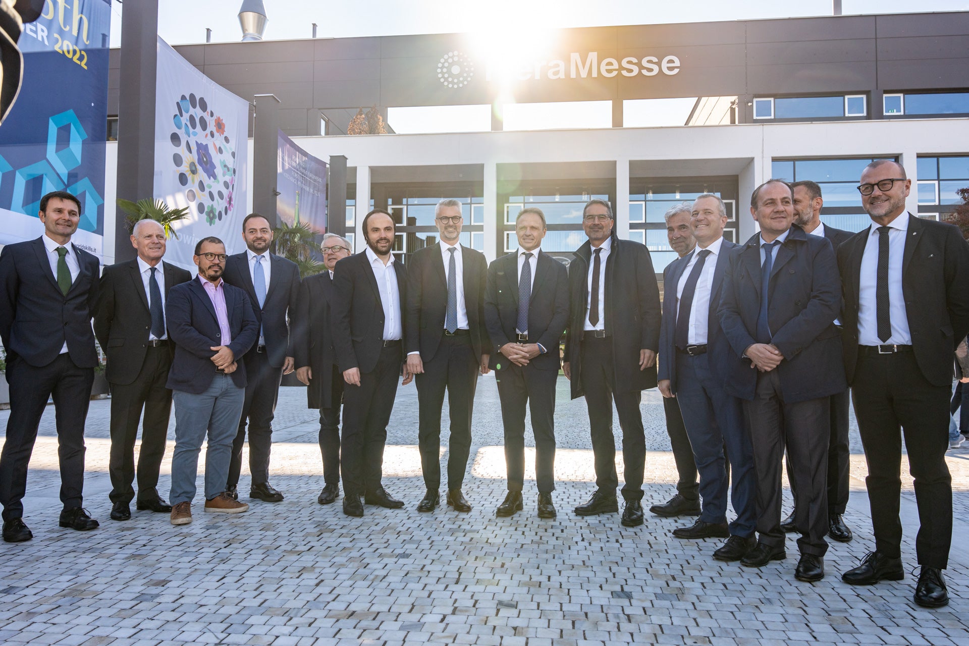 Beim Besuch der Herbstmesse & Biolife 2022&nbsp;in Bozen traf Minister Lollobrigida (8.v.l.) auch mit mehreren Mitgliedern der Südtiroler Landesregierung - LR Achammer, LH Kompatscher, LR Schuler und LH-Stv. Vettorato (6., 9., 10. und 12.v.l.). (Foto: Messe Bozen/Marco Parisi)