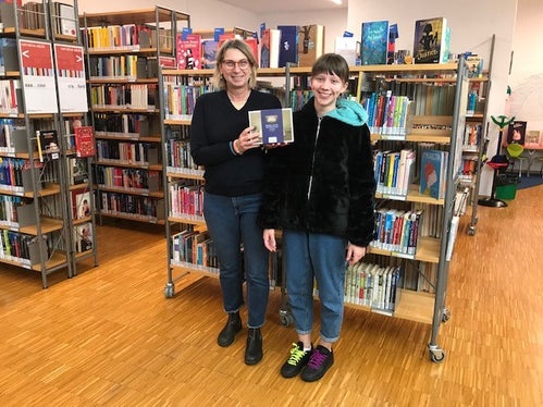 Circa 3000 i partecipanti a Leggimi 2023, il progetto di lettura estivo promosso dalle Ripartizioni cultura italiana e cultura tedesca. Nell'immagine Luisella Raveane, bibliotecaria di Laives, e Federica Colaone una delle giovani vincitrici del concorso (Foto: ASP/Ufficio educazione permanente biblioteche e audiovisivi)