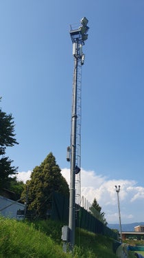 Il pilone e l'antenna di trasmissione installati al centro sportivo di Maso Ronco (Foto: RAS)