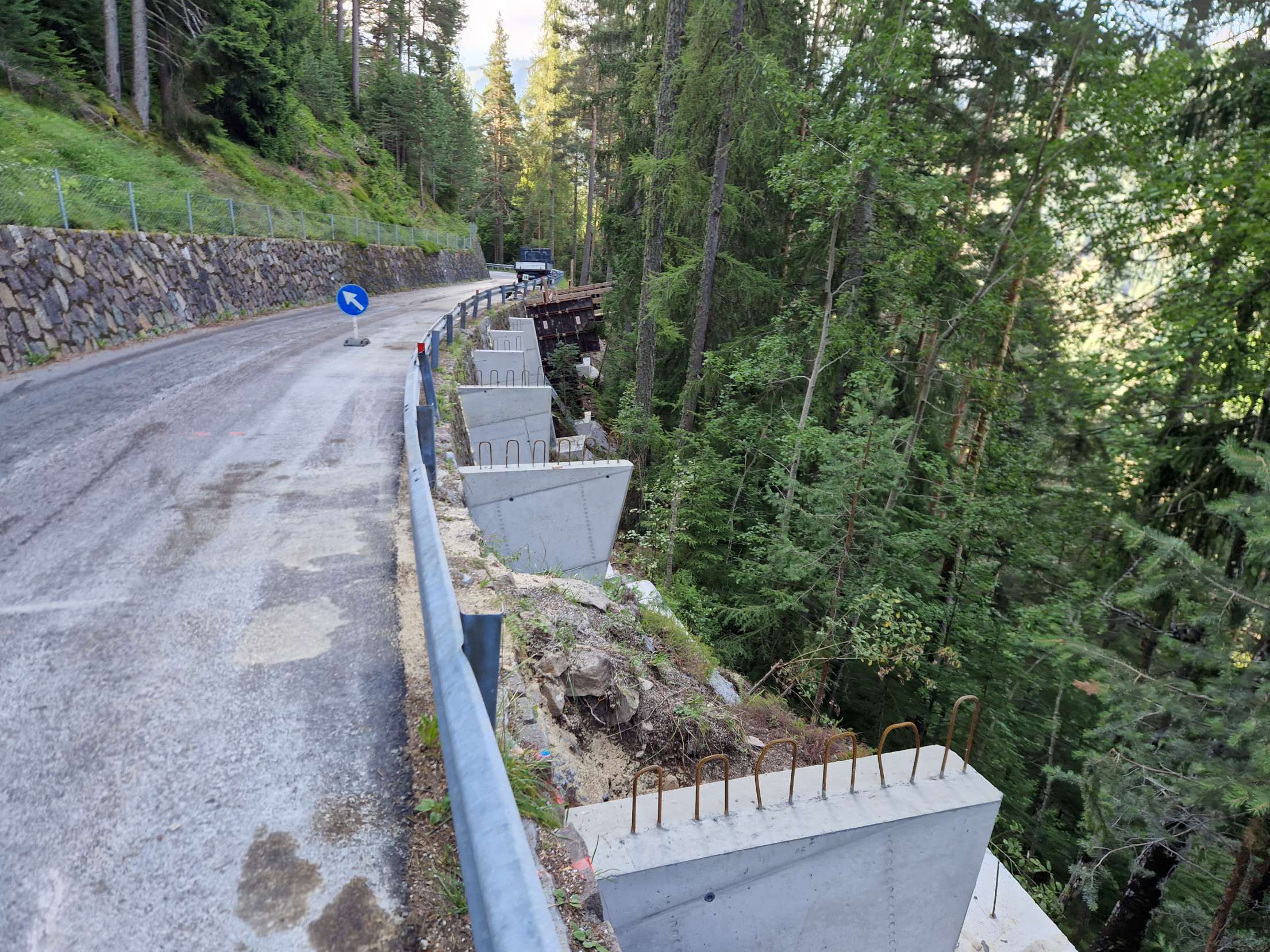 Mit einer Betonböschung wird die Landesstraße stabilisiert. (Foto: LPA/Jörg Seehauser)