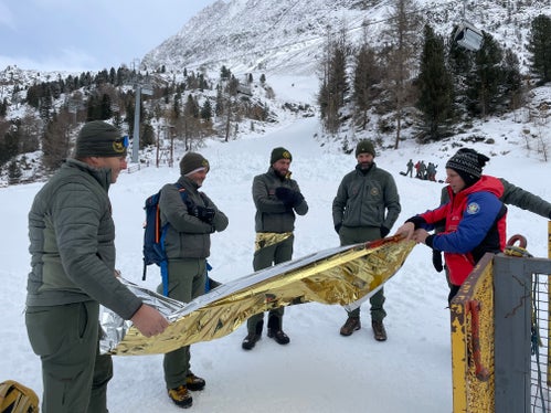 In Kleingruppen wurde in den Skigebieten Jochtal/Vals, Ratschings&nbsp;und Schnals (im Bild) im Gelände gearbeitet und etwa der sachgerechte Umgang mit der Rettungsdecke erlernt. (Foto: LPA/Lawinenwarndienst)