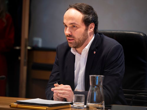 “Dobbiamo aprire opportunità e prospettive reali per i bambini e i giovani e concentrarci sul sostegno individuale, che funziona con concetti innovativi e progetti personalizzati, ma soprattutto con finanziamenti aggiuntivi per specialisti ben formati”, sottolinea l'assessore alla Istruzione, Formazione e Cultura tedesca, Philipp Achammer.