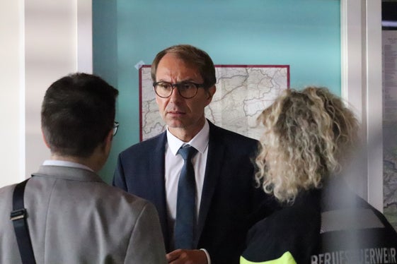 Ab 9.45 Uhr tagte die Koordinierungsstelle in der Verkehrsmeldezentrale, alle neun Bezirkseinsatzzentralen der Freiwilligen Feuerwehren waren in Videokonferenz zugeschaltet, im Bild der Direktor der Agentur für Bevölkerungsschutz Klaus Unterweger (Mitte) mit dem Direktor des Landesamtes für Zivilschutz Günther Walcher und Offizierin Francesca Monti von der Berufsfeuerwehr. (Foto: LPA/Maja Clara)
