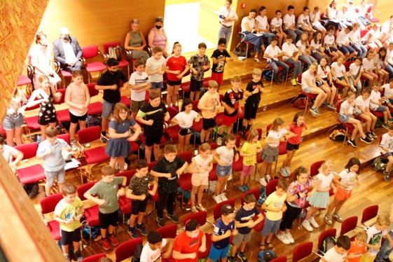 Ein großer Chor aus vielen kraftvollen jungen Stimmen ertönte heute im Kultursaal in Eppan. (Foto: LPA/Deutsche Bildungsdirektion/Verena Hilber)

