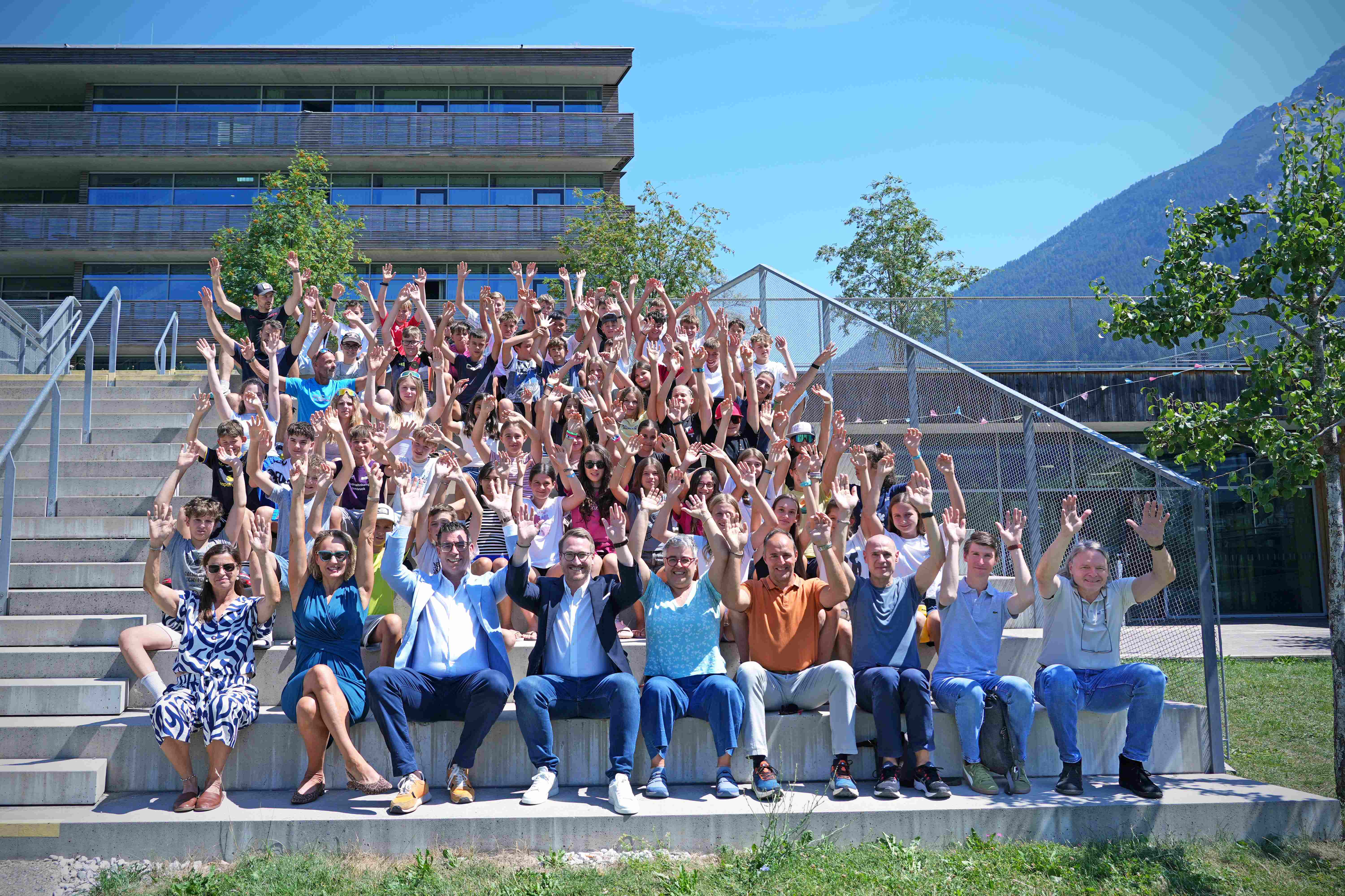 Gioia per grandi e giovani nella foto di gruppo dell’EuregioSportCamp con il vicecapitano del Tirolo Philip Wohlgemuth (in primo piano, quarto da sinistra) (Foto: Land Tirol/Schallhart)