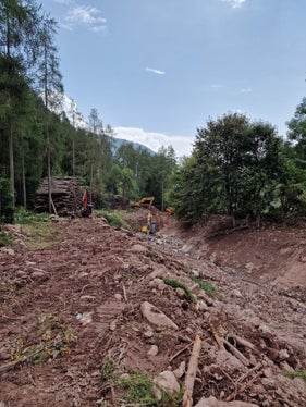 Nach einem Murgang räumt die Wildbachverbauung das Bachbett des Röthenbachs im Sarntal wieder frei. (Foto: LPA/Landesamt für Wildbach- und Lawinenverbauung Nord der Agentur für Bevölkerungsschutz)