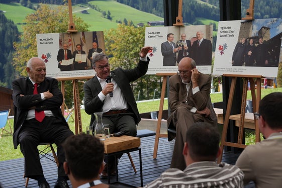 Drei Gebiete, drei ehemalige Landeshauptmänner, eine Euregio (von links): Luis Durnwalder, Günther Platter und Lorenzo Dellai blickten auf die Anfänge der Euregio und 15 Jahre erfolgreicher grenzüberschreitender Zusammenarbeit zurück. (Foto: Euregio/Armin Gluderer)
