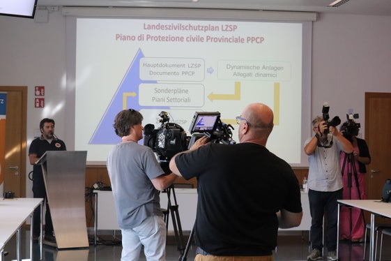 Der Mitarbeiter der Agentur für Bevölkerungsschutz Matteo Vischi bei der Darlegung einiger Details des Landeszivilschutzplans (Foto: LPA/Maja Clara)