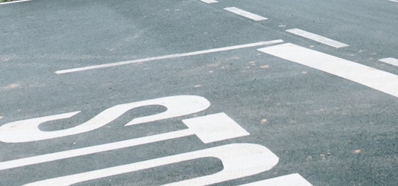 Mehr Sicherheit soll es an der Kreuzung an der Staatsstraße in Schluderns geben: Dafür schließen Land und Gemeinde eine Vereinbarung ab. (Foto: Pexels)