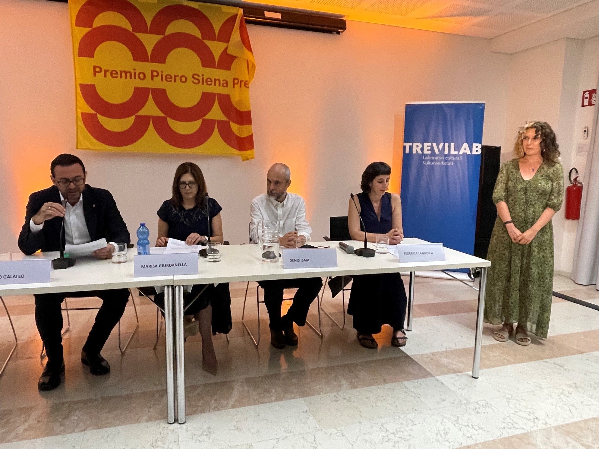 Die dritte Ausgabe des Piero-Siena-Preises ist abgeschlossen. Im Bild (von links): Landesrat Marco Galateo, Amtsdirektorin Marisa Giurdanella, Kurator Denis Isaia, die Kunsthistorikerin und Jurymitglied Federica Lamedica und die Preisträgerin Samira Mosca. (Foto: GNews)