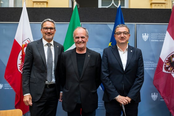 Landeshauptmann Arno Kompatscher (von links), der Minister für Regionalangelegenheiten und Autonomien, Roberto Calderoli, Landeshaupmann Maurizio Fugatti  sprachen in Bozen über die Autonomiereform. (Foto: LPA/Ivo Corrà)
