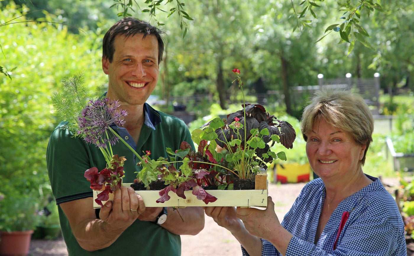 Ingrid Greissenegger (a sinistra, nella foto con il direttore della City Farm Augarten, Wolfgang Palme) parlerà martedì 6 maggio a Bolzano dell'orticoltura urbana e del centro didattico-pedagogico City Farm Augarten di Vienna, di cui è co-direttrice. (Foto: Teßmann/Gerhard Deutsch)