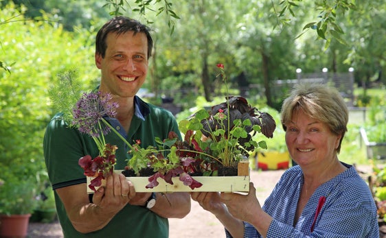 Ingrid Greissenegger (a sinistra, nella foto con il direttore della City Farm Augarten, Wolfgang Palme) parlerà martedì 6 maggio a Bolzano dell'orticoltura urbana e del centro didattico-pedagogico City Farm Augarten di Vienna, di cui è co-direttrice. (Foto: Teßmann/Gerhard Deutsch)