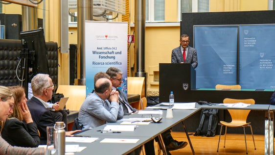 Die RIS3-Strategie ist die Basis unserer Arbeit, betonte Abteilungsdirektor Franz Schöpf bei der heutigen Sitzung des Rates für Wissenschaft, Forschung und Innovation. (Foto: LPA/Ingrid Silginer) 