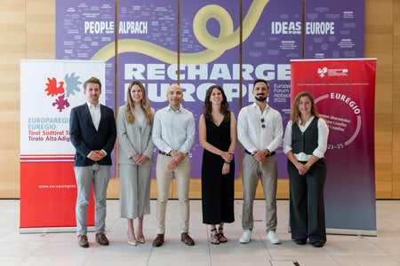 Euregio JungforscherInnenpreis 2025: die sechs Finalisten (v. l.) Valentin Wett, Julia Hofmann (3. Platz), Saleh Hamed, Elena Fogazzi (2. Platz), Marco Turrini und Eva Casotti (1. Platz). (Foto: EFA/Philipp Huber)