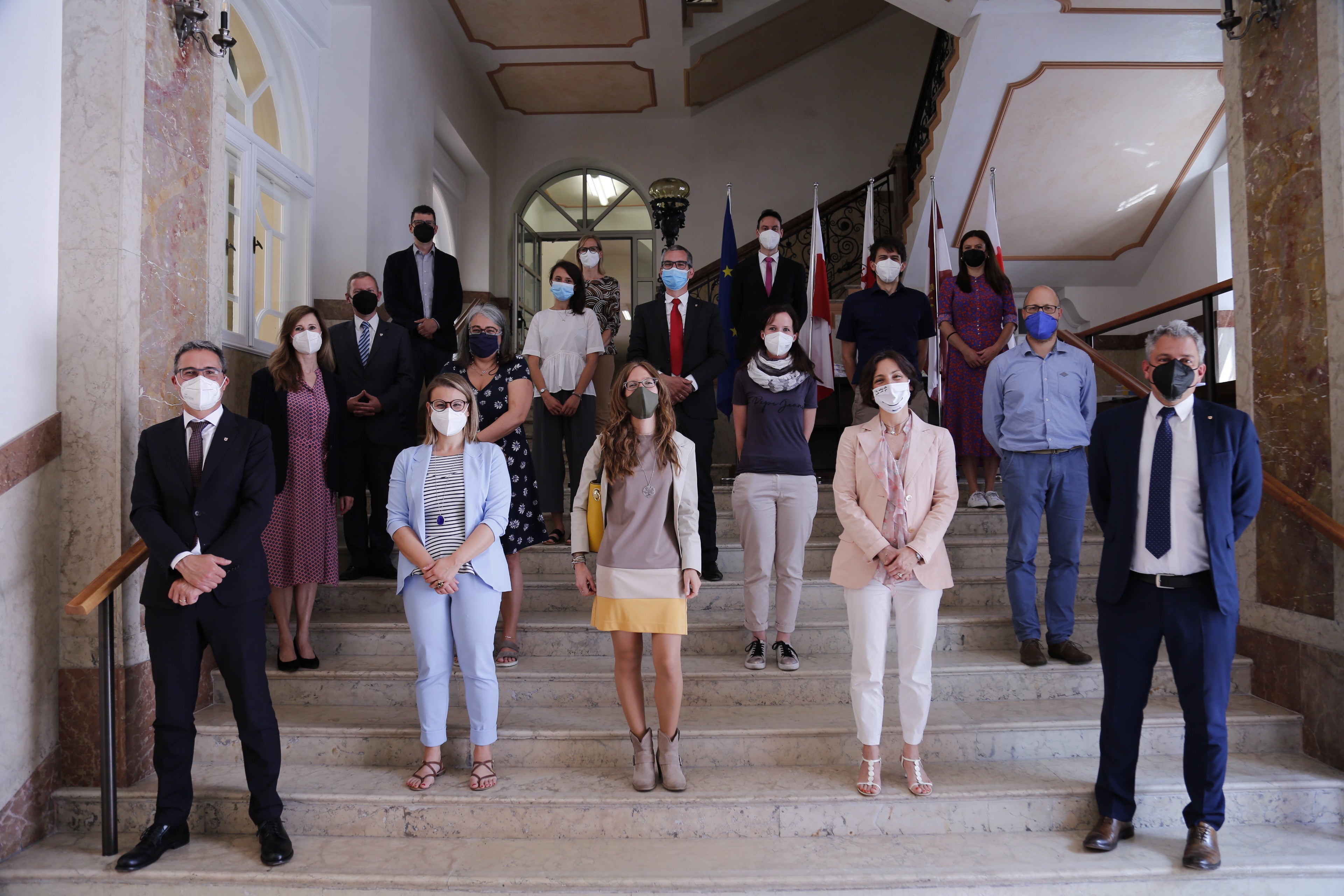 I partecipanti al Master Euregio nel 2021 con il presidente Kompatscher (a sin.) ed il direttore generale Steiner (Foto: ASP/Armin Gluderer)