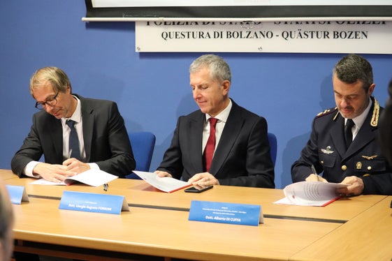 Verstärkung der Zusammenarbeit bekräftigt (von links): der Direktor der Agentur für Bevölkerungsschutz Klaus Unterweger, Vize-Quästor Giorgio Augusto Porroni, der Leiter des Einsatzzentrums der Post - und Kommunikationspolizei von Trentino-Südtirol Alberto Di Cuffa (Foto: LPA/Maja Clara)