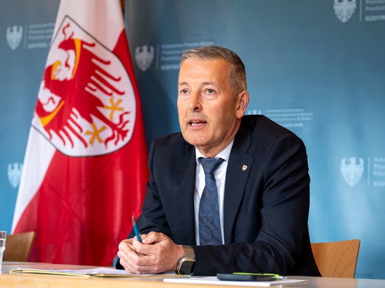 L'assessore provinciale Peter Brunner ha illustrato le prossime iniziative relative al Parco Nazionale dello Stelvio durante la conferenza stampa tenutasi dopo la seduta straordinaria della Giunta provinciale in Val Venosta. Ha inoltre approfondito la questione degli investimenti necessari nei centri visitatori: "Per il rinnovamento dei centri visitatori nei comuni del Parco Nazionale, la Provincia stanzia ogni anno 850.000 euro nell’ambito di un piano pluriennale". (Foto: USP/Fabio Brucculeri)