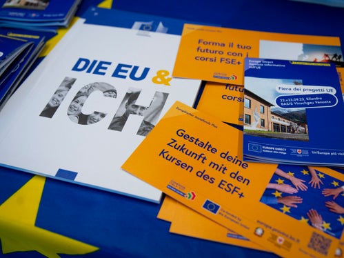 Auch Informationsmaterial über EU-Förderungen und Projekte stand bei der Projektmesse zur Verfügung. (Foto: LPA/Fabio Brucculeri)