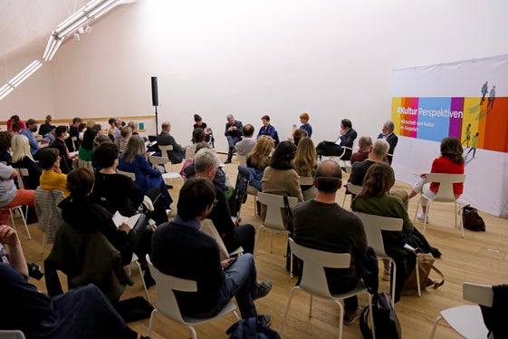 Rund 50 Interessierte aus dem Kunst-, Kultur- und Wirtschaftsbereich: ein reger und spannender Austausch zwischen den Podiumsgästen, Landesrat Philipp Achammer und dem Publikum. Durch den Abend moderierte Harald Pechlander. (Foto: LPA/Peter Natter)